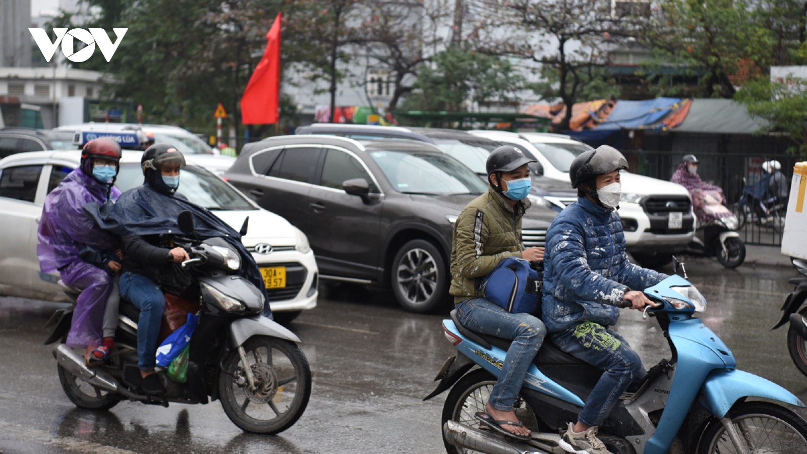 Ngày đầu nghỉ Tết: Người dân đội mưa hối hả về quê ăn Tết